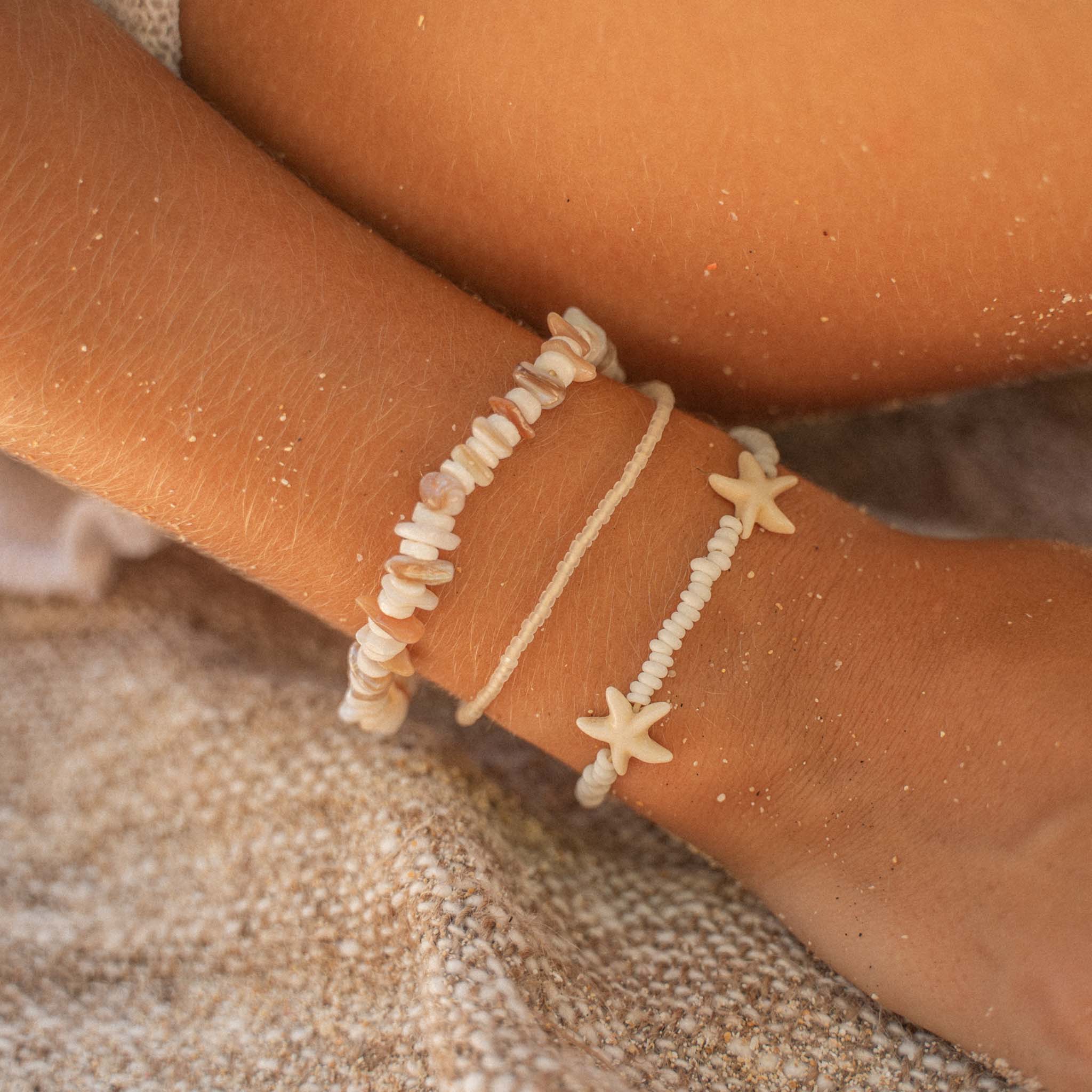 Alona Shell Bracelet Set in white and natural tones with a glass starfish charm