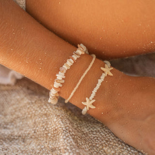 Alona Shell Bracelet Set in white and natural tones with a glass starfish charm